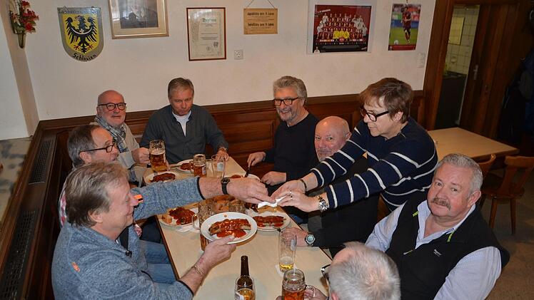 Der Stammtisch freut sich auf  die Schwabschen Bratw&uuml;rste, die  von Gitti Adler gebracht werden. Bernhard Panzer