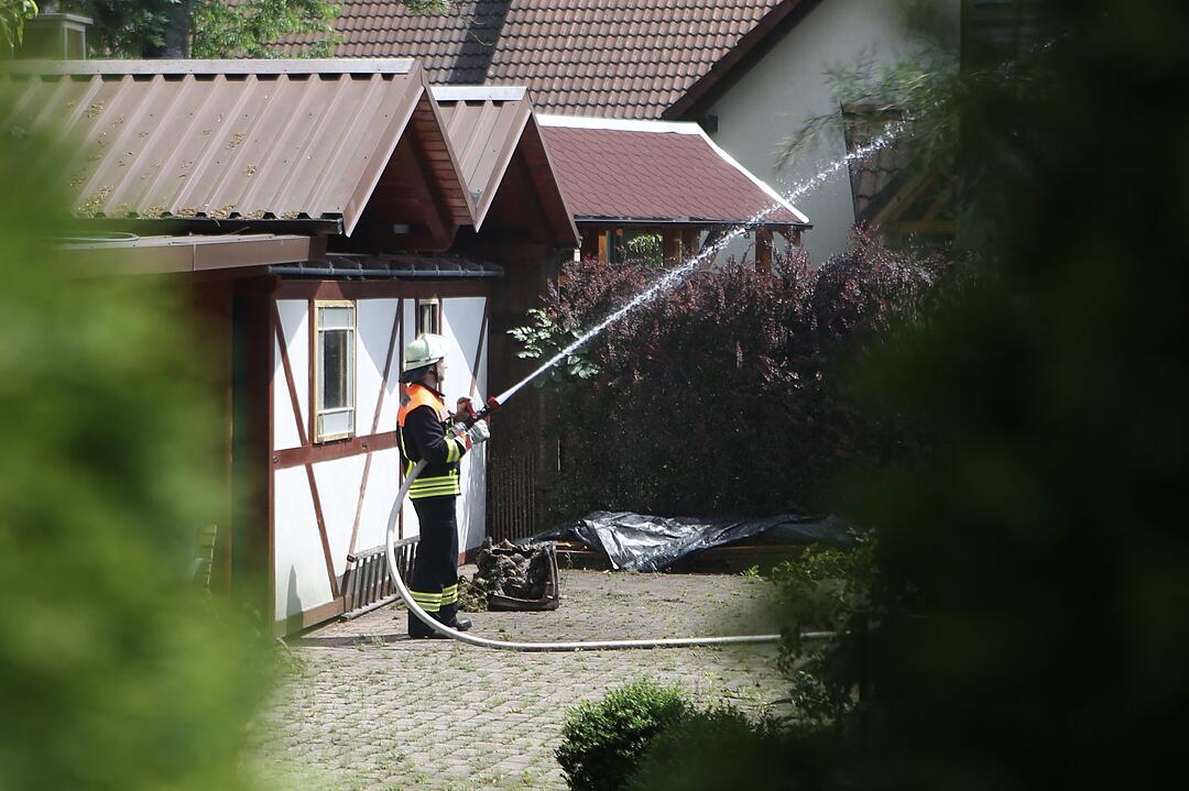 Kreis Bamberg: Brennende Mülltonnen greifen auf Garage und Wohnhaus über