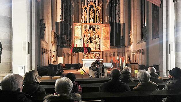 Etwa 30 Interessierte waren  Einladung von Kilian D&uuml;ring und Nicolas Zenzen gefolgt, sich in der Reihe "Oh! wie sch&ouml;n ist M&uuml;nnerstadt" von Pater Markus die bevorstehenden Renovierungsarbeiten in der M&uuml;nnerst&auml;dter Stadtpfarrkirche n&auml;her erl&auml;utern zu lassen.  Foto: Kilian D&uuml;ring