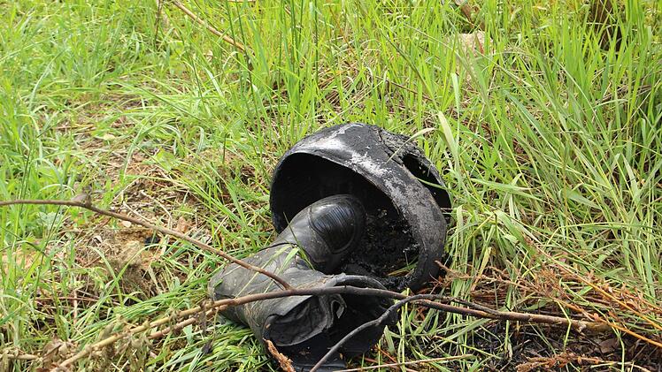 Schwerer Motorrad-Unfall in Mistelgau (Oberfranken): Am Samstagmittag krachte ein Motorrad mit einem Traktor zusammen. Der Biker erlitt schwere Verletzungen, sein Motorrad ging in Flammen auf. Foto: NEWS5 / Holzheimer