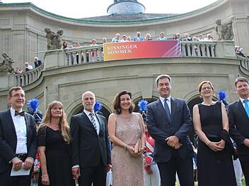 Intendant Tilman Schlömp (von links), Anja und Kay Blankenburg (Oberbürgermeister), Staatsministerin Dorothee Bär, Ministerpräsident Markus Söder, Kurdirektorin Sylvie Thormann und MdL Sandro Kirchner vor dem Regentenbau. Foto: Benedikt Borst
