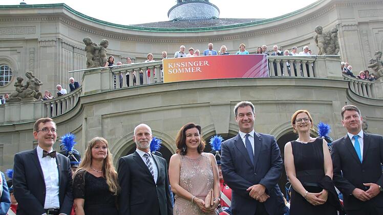 Intendant Tilman Schlömp (von links), Anja und Kay Blankenburg (Oberbürgermeister), Staatsministerin Dorothee Bär, Ministerpräsident Markus Söder, Kurdirektorin Sylvie Thormann und MdL Sandro Kirchner vor dem Regentenbau. Foto: Benedikt Borst