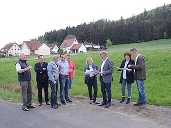 In schöner, attraktiver, ruhiger Waldrandlage wurde schon im April 2018 die Erweiterung des Bebauungsgebietes am Spitzberg in Stockheim vom Bauausschuss des Gemeinderates ins Auge gefasst. Nun sind die Grundstückverhandlungen so weit fortgeschritten, dass die Verfahren zur Aufstellung des Bebauungsplanes mit öffentlicher Auslegung eingeleitet werden können.  K.- H. Hofmann/Archiv
