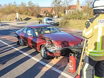 Im Jaguar wurde die Fahrerin schwer verletzt.