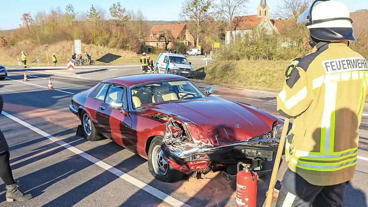 Im Jaguar wurde die Fahrerin schwer verletzt.