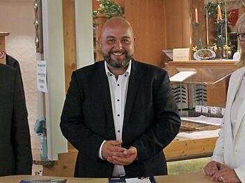 Zwei prominente G&auml;ste konnte CSU-Bundestagskandidat Jonas Geissler (Mitte) in Mitwitz begr&uuml;&szlig;en: den Leiter der bayerischen Staatskanzlei, Florian Herrmann, und die fr&uuml;here Skirennl&auml;uferin Christa Kinshofer.