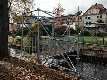 Diese Stahlgerüst-Konstruktion ziert seit kurzem den Sieber-Park. Die vorherige Stahlbetonbrücke musste wegen Baufälligkeit abgerissen werden. Bald steht die Brückenprüfung an.