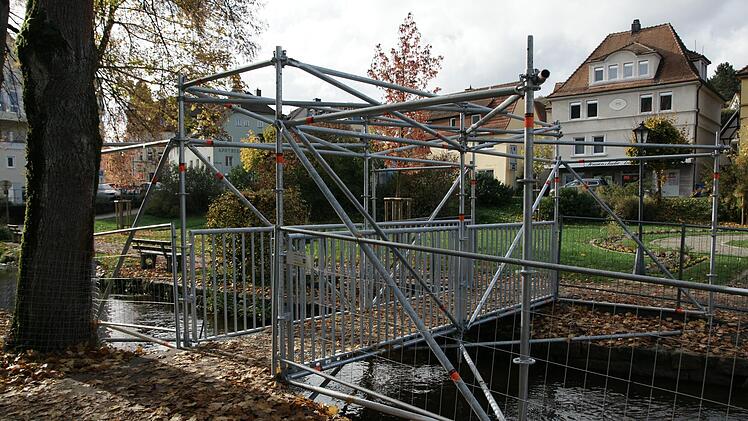 Diese Stahlgerüst-Konstruktion ziert seit kurzem den Sieber-Park. Die vorherige Stahlbetonbrücke musste wegen Baufälligkeit abgerissen werden. Bald steht die Brückenprüfung an.