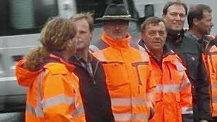 Sie hoben das gute Miteinander zwischen den Beteiligten der Baumaßnahme und der Bevölkerung hervor. Im Bild von links: Bauleiter Markus Pinker,  Bereichsleiter Franz Nock, Bauaufseher Matthias Daum, Polier Joseph Baumann, Bürgermeister Klaus Löffler, Projektleiter Ralf Holzheimer, Andreas Eisgruber, Jürgen Woll (alle Staatliches Baumant).