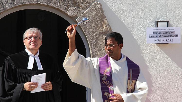 Pfarrer Philipp Klein (evang.) und Pater Sony (kathol.) segneten den neuen Dorfplatz.