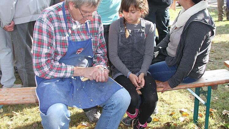 Kinder vergnügten sich beim Schnitzen.