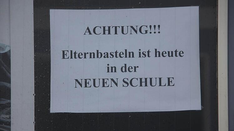 ... hängen noch Hinweisschilder, ...  Foto: Friedwald Schedel