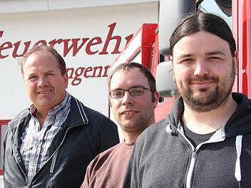 Ehemaliger Vorsitzender Lorenz Höchemer, Kommandant Sebastian Metz und Vorsitzender Christian Metz von der Freiwilligen Feuerwehr Stangenroth sehen sich zu Unrecht falsch dargestellt. Eine Neiddebatte um die passende Ausrüstung sorgt für Aufregung. Foto: Carmen Schmitt