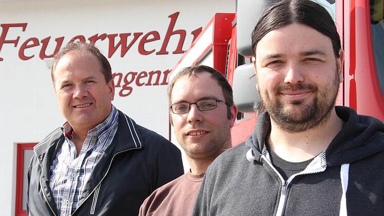 Ehemaliger Vorsitzender Lorenz Höchemer, Kommandant Sebastian Metz und Vorsitzender Christian Metz von der Freiwilligen Feuerwehr Stangenroth sehen sich zu Unrecht falsch dargestellt. Eine Neiddebatte um die passende Ausrüstung sorgt für Aufregung. Foto: Carmen Schmitt