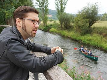 Matthias Bickert spricht am Saaleufer von der Schönheit der Landschaft. Foto: Arkadius Guzy
