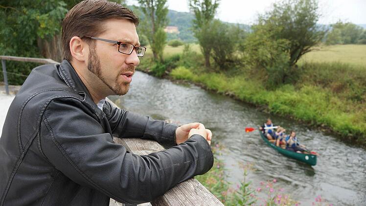 Matthias Bickert spricht am Saaleufer von der Schönheit der Landschaft. Foto: Arkadius Guzy