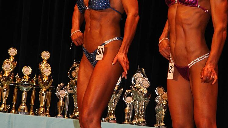 Zwei Damen über 40 zeigen ihre Top-Figur. Silvia Hahn und Monika Jäger. Foto: Sonny Adam