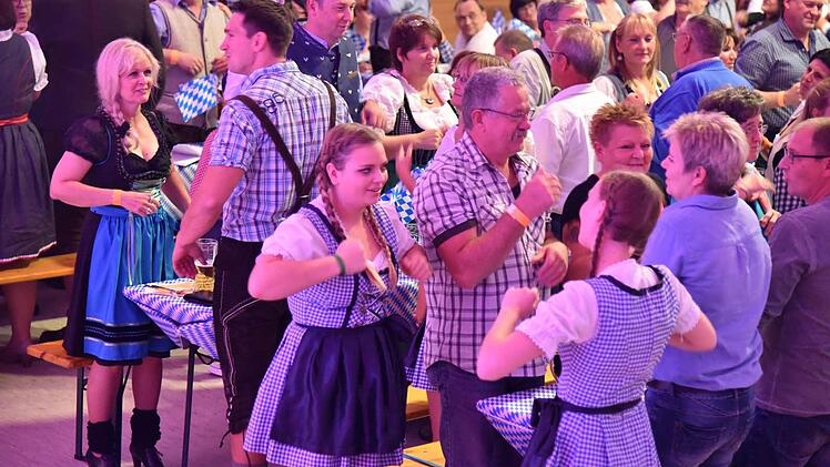 Das Publikum in der ausverkauften Gerold-Strobel-Halle wurde zum Mitmachen animiert beim "Haberfeldtreiber.". Foto: Gabi Arnold