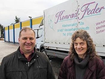 Renate und Konrad Feder vor ihrem neuen Ausweichquartier, dem ehemaligen E-Center an der B 470 in Höchstadt.  Foto: Andreas Dorsch