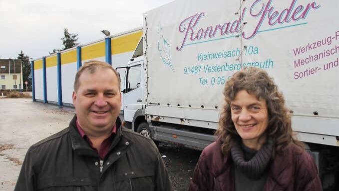 Renate und Konrad Feder vor ihrem neuen Ausweichquartier, dem ehemaligen E-Center an der B 470 in Höchstadt.  Foto: Andreas Dorsch