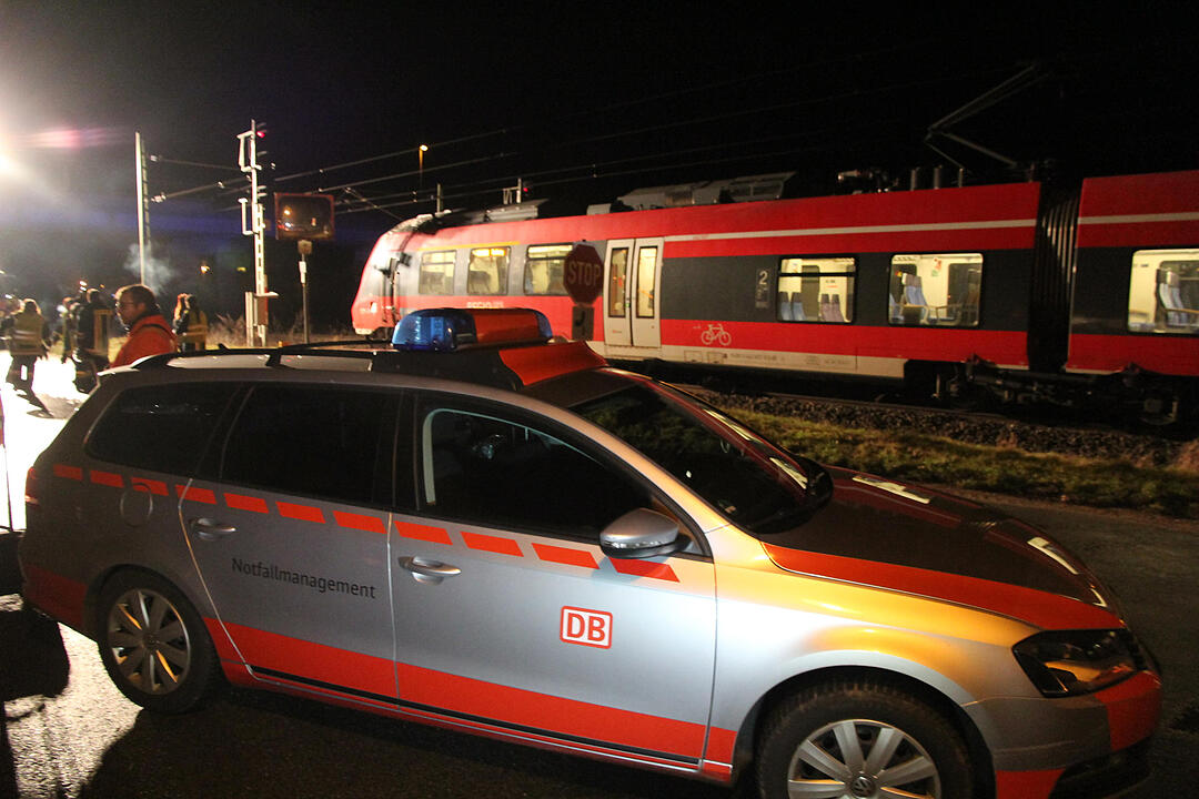 Fußgänger von Regionalbahn erfasst und schwer verletzt - Feuerwehr muss Passagiere evakuieren