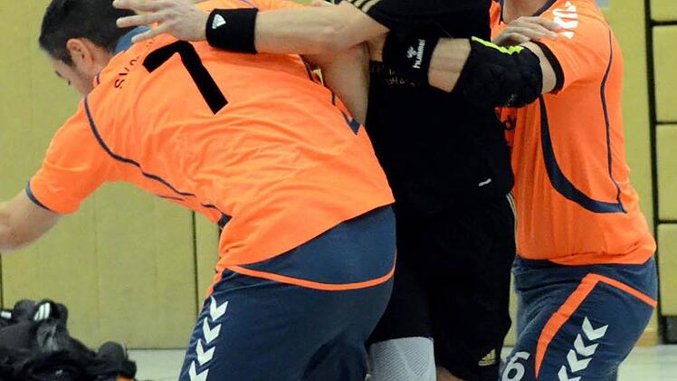 Markus Kraus (Mi.) und der SVB müssen zwei Mal in 23 Stunden ran.