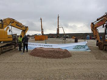 Die Erdarbeiten haben bereits Anfang Oktober begonnen. Am Donnerstag, 30. November, folgte nun der symbolische erste Spatenstich für den 3D-Campus von Concept Laser in Lichtenfels-Seubelsdorf. Zwei Bagger hoben ein Bild des künftigen Gebäudes in die Höhe. Popp