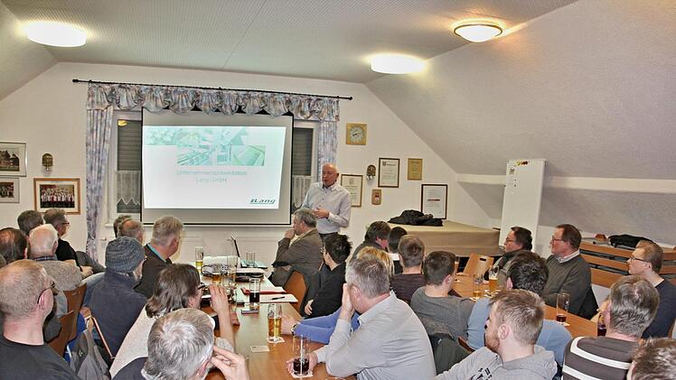 Aufmerksam hörten die Eyrichshöfer den Ausführungen von Manfred Lang (stehend) zu, der seine Firma präsentierte.Helmut Will