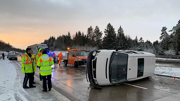 Durch das splitternde Glas erlitt ein Insasse schwere Schnittverletzungen am Kopf. Foto: News5