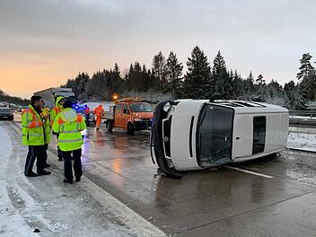 Durch das splitternde Glas erlitt ein Insasse schwere Schnittverletzungen am Kopf. Foto: News5