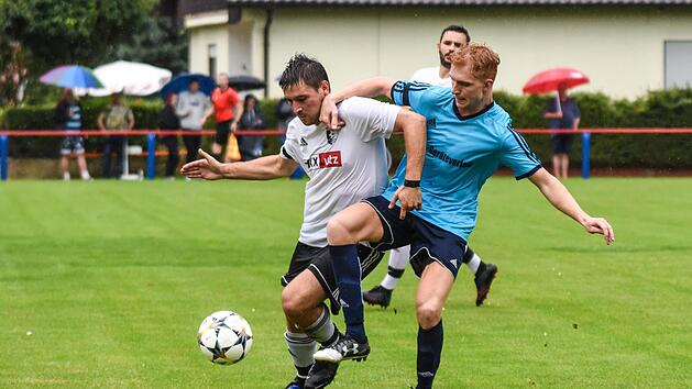 Schon im Bezirksliga-Hinspiel des Ha&szlig;berge-Derbys gab es intensive Zweik&auml;mpfe: In dieser Szene duellieren sich der Steinbacher Daniel Gehring (links) und der Dampfacher Thiemo Persch um den Ball.  Foto: Ryan Evans