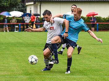 Schon im Bezirksliga-Hinspiel des Ha&szlig;berge-Derbys gab es intensive Zweik&auml;mpfe: In dieser Szene duellieren sich der Steinbacher Daniel Gehring (links) und der Dampfacher Thiemo Persch um den Ball.  Foto: Ryan Evans