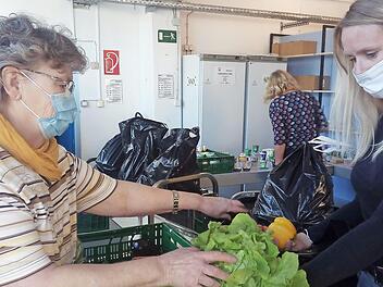 Brigitte Körner (links) und Stefanie Renner packen gemeinsam eine Tüte mit Lebensmitteln. Aus Hygienegründen können die Kunden aktuell nicht mehr in die Räume der Tafel. Sie bekommen die verpackten Rationen am Eingang ausgehändigt.  Foto: privat