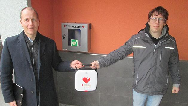 Ein wichtiges Detail in der Personenrettung sind Defibrillatoren von denen der Markt Elfershausen jetzt sechs Stück besitzt. Bürgermeister Johannes Krumm (links) und Feuerwehrkommandant Dominik Roth präsentierten ein Gerät am Ärztehaus in Elfershausen.  Foto: Winfried Ehling