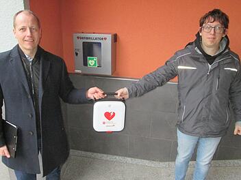 Ein wichtiges Detail in der Personenrettung sind Defibrillatoren von denen der Markt Elfershausen jetzt sechs Stück besitzt. Bürgermeister Johannes Krumm (links) und Feuerwehrkommandant Dominik Roth präsentierten ein Gerät am Ärztehaus in Elfershausen.  Foto: Winfried Ehling