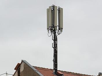 Mobilfunkmasten wie dieser bedienen die herkömmliche Technik. Neue Anlagen für die 5G-Technik sollen in mehreren Bad Rodacher Stadtteilen errichtet werden. Dazu gab es eine Online-Bürgerversammlung.  Foto: Barbara Herbst