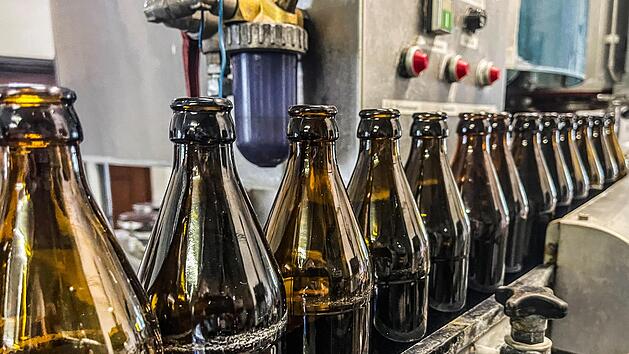 Ein kostbares (Leer)Gut:   Bierflaschen könnten knapp werden. Unser Bild entstand in der Abfüllanlage  der Brauerei Schübel in Stadtsteinach. Foto: Jürgen Gärtner