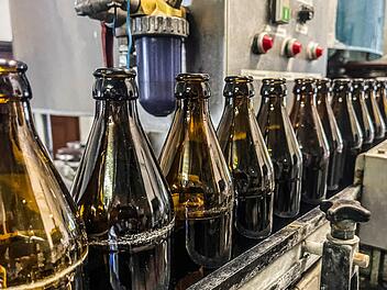 Ein kostbares (Leer)Gut:   Bierflaschen könnten knapp werden. Unser Bild entstand in der Abfüllanlage  der Brauerei Schübel in Stadtsteinach. Foto: Jürgen Gärtner