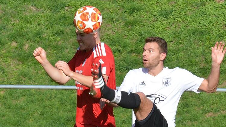 Vorsicht Fuß: Mit recht hohem Bein versucht sich Nico Morper von der SG Reiterswiesen an der Balleroberung gegen Nicklas Kubyschta von der SG Bad Bocklet/Aschach. Foto: ssp