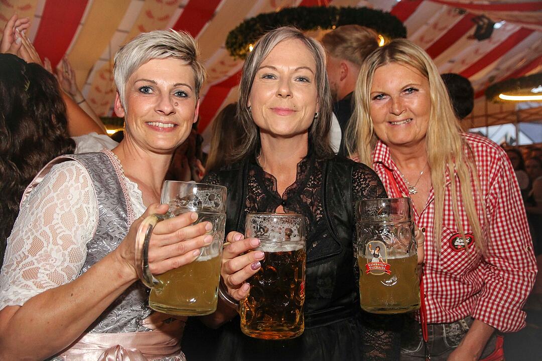 Die Stadlbesucher feierten mit den Stoapf&auml;lzer Spitzbuam.