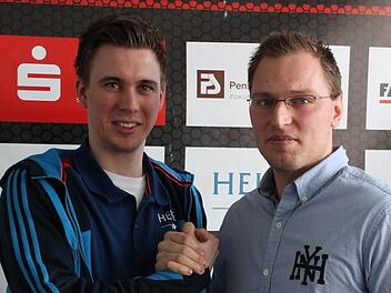 Daniel Stumpf (links) räumt beim HC Erlangen die Position des Linksaußen für Martin Murawski. Foto: Johannes Höllein