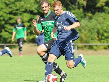 Der Haarder Daniel Kerber (links) macht sich auf die Verfolgung von Kevin Mangold und am Ende haben die Gäste von der SpVgg in Münnerstadt die Nase vorn. Foto: ssp
