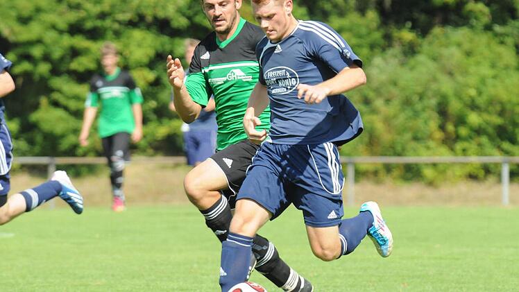Der Haarder Daniel Kerber (links) macht sich auf die Verfolgung von Kevin Mangold und am Ende haben die Gäste von der SpVgg in Münnerstadt die Nase vorn. Foto: ssp