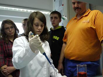 Sonja Poloczek bereitet unter der Aufsicht von Ralf Wegel eine Wasserprobe vor.  Fotos: Pauline Lindner