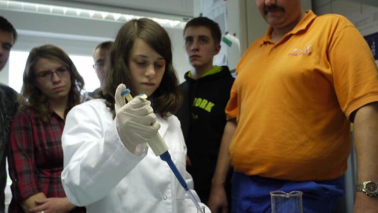 Sonja Poloczek bereitet unter der Aufsicht von Ralf Wegel eine Wasserprobe vor.  Fotos: Pauline Lindner