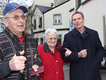 Starker Arm: Ernst Koziol und Helga Ring haben für Jens Oertel unterschrieben.