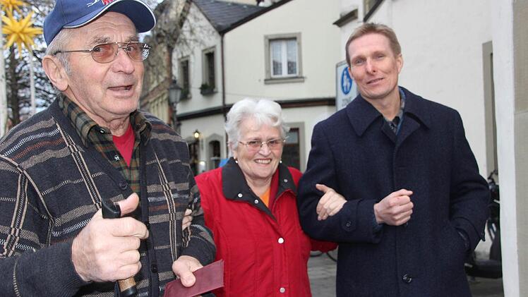 Starker Arm: Ernst Koziol und Helga Ring haben für Jens Oertel unterschrieben.