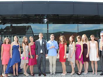 Die elf Besten im Abitur 2014 mit Oberstufen-Koordinator Dietmar Schneider (links) und Schulleiter Erhard Herrmann (re.). Das Bild zeigt von links Karolina Gruß (Note 1,2), Laura Treiber (1,0), Svenja Rosenzweig (1,5), Johanna Distler (1,2), Hans Müller (1,5), Alexander Pötzl (1,1), Lena Gerhardt (1,0), Carina Distler (1,2), Laura Berner (1,3), Corinna Gebhard (1,0), Anna Schulz (1,1). Foto: fra-press
