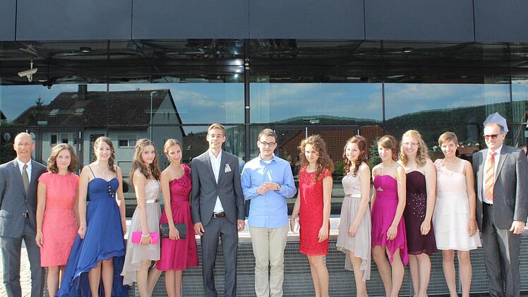 Die elf Besten im Abitur 2014 mit Oberstufen-Koordinator Dietmar Schneider (links) und Schulleiter Erhard Herrmann (re.). Das Bild zeigt von links Karolina Gruß (Note 1,2), Laura Treiber (1,0), Svenja Rosenzweig (1,5), Johanna Distler (1,2), Hans Müller (1,5), Alexander Pötzl (1,1), Lena Gerhardt (1,0), Carina Distler (1,2), Laura Berner (1,3), Corinna Gebhard (1,0), Anna Schulz (1,1). Foto: fra-press