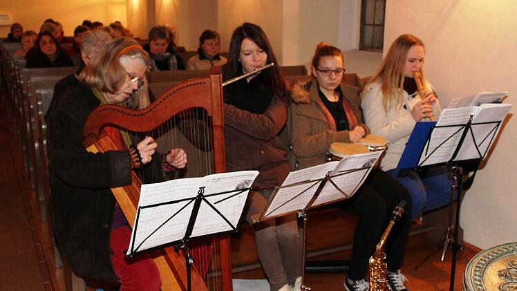 Wie schon in den Jahren zuvor hatte sich wieder eine Musikgruppe zusammengefunden, die eindrucksvoll und mitreißend die Weltgebetstagslieder spielte und es damit den Besuchern möglich machte, sofort kräftig einzustimmen. Von links: Astrid Zels-Kemler, Lisa Schauer, Lina Tuch und Michelle Reichart. Foto: Jens Fertinger